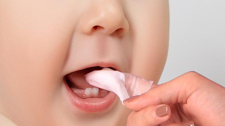 Vệ sinh răng miệng cho bé ngay khi lọt lòng giúp bảo vệ răng bé
