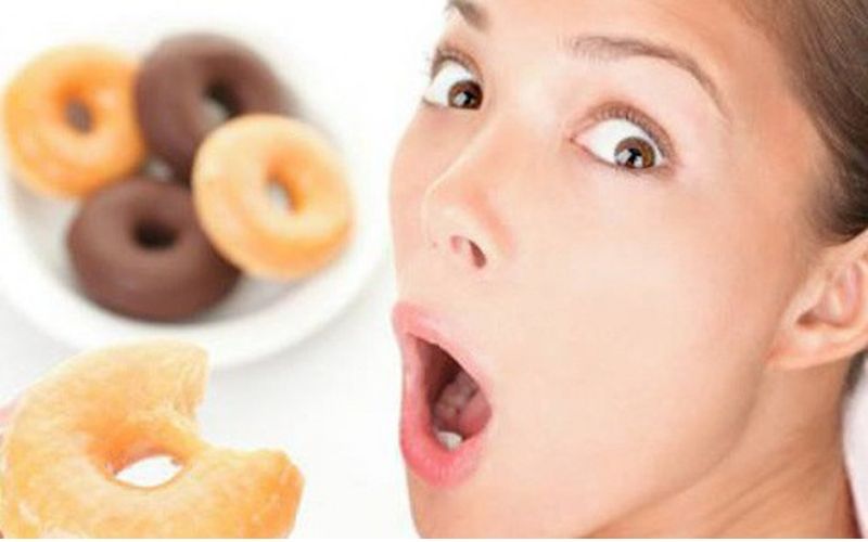 Ê buốt răng khi ăn đồ ngọt thường gây đau nhức và ảnh hưởng đến cuộc sống rất nhiều