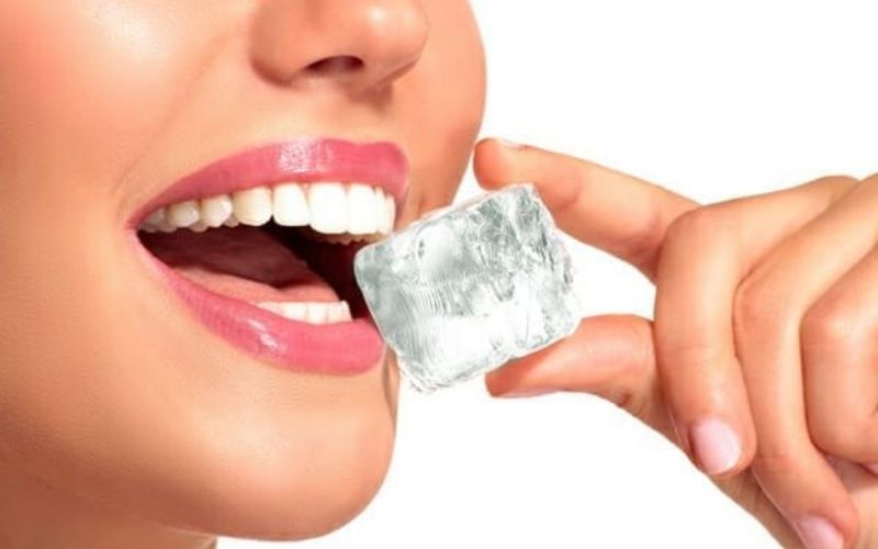 Ăn đá lạnh hay những vật cứng dễ gây ra hiện tượng ê buốt răng.