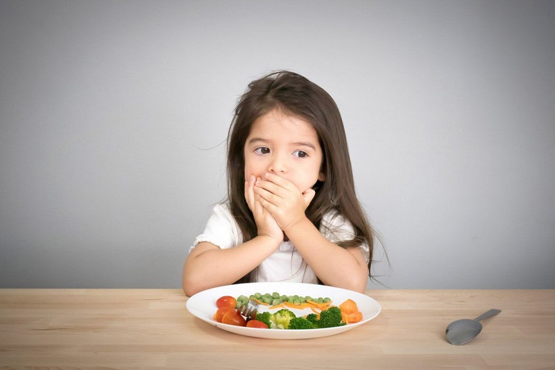 Trẻ bị sún răng gặp khó khăn khi ăn nhai