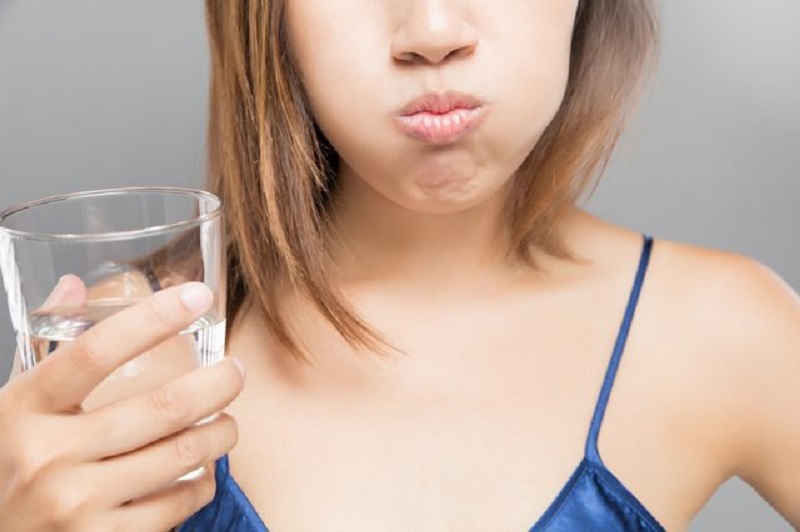 Súc miệng với nước muối là cách đơn giản, hiệu quả để giảm đau răng tại nhà