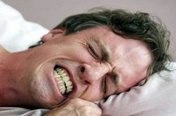 Tật nghiến răng gây ê buốt răng hàm