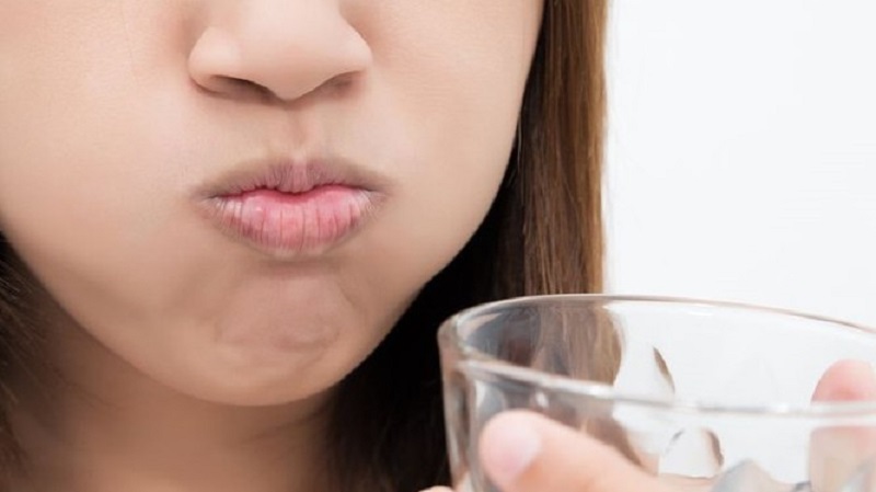 Súc miệng nước muối giúp tiêu diệt vi khuẩn trong khoang miệng
