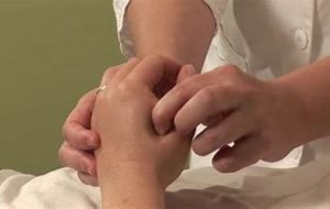 Bấm huyệt chữa đau răng hiệu quả