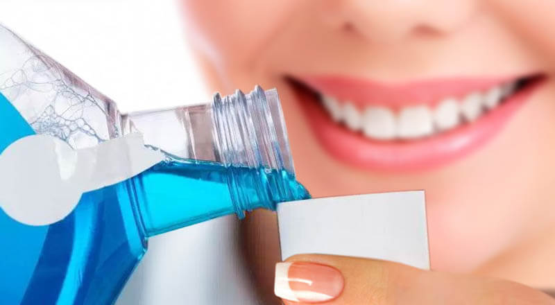 Người bệnh nên dùng nước súc miệng mỗi ngày để làm sạch răng miệng