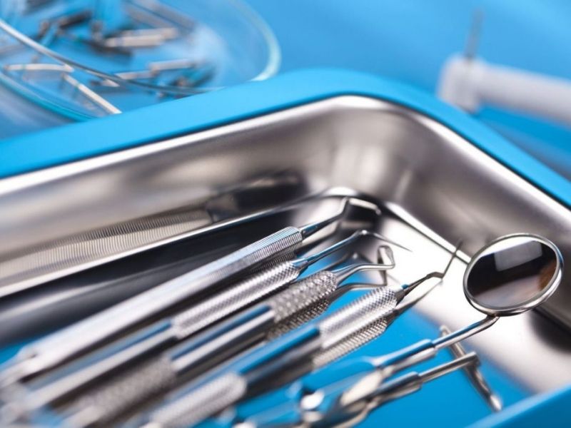Dụng cụ phẫu thuật nhổ răng hàm phải được vô trùng sạch sẽ