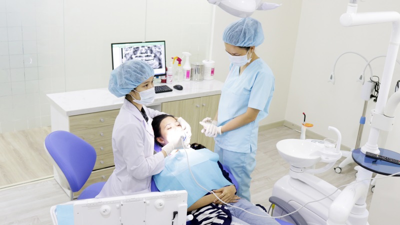 Các bác sĩ tại Trung tâm Nha khoa Sydney đang tiến hành kiểm tra răng miệng cho bệnh nhân