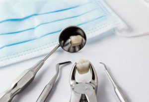 Nhổ răng khôn hàm dưới thường được bác sĩ chỉ định khi bệnh nhân gặp vấn đề với chiếc răng này