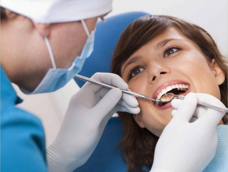 Thăm khám là bước quan trọng trước khi thực hiện niềng răng