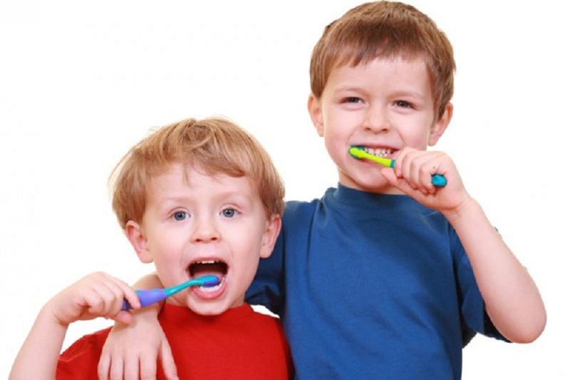 Vệ sinh răng miệng đúng cách giúp trẻ hạn chế sâu răng